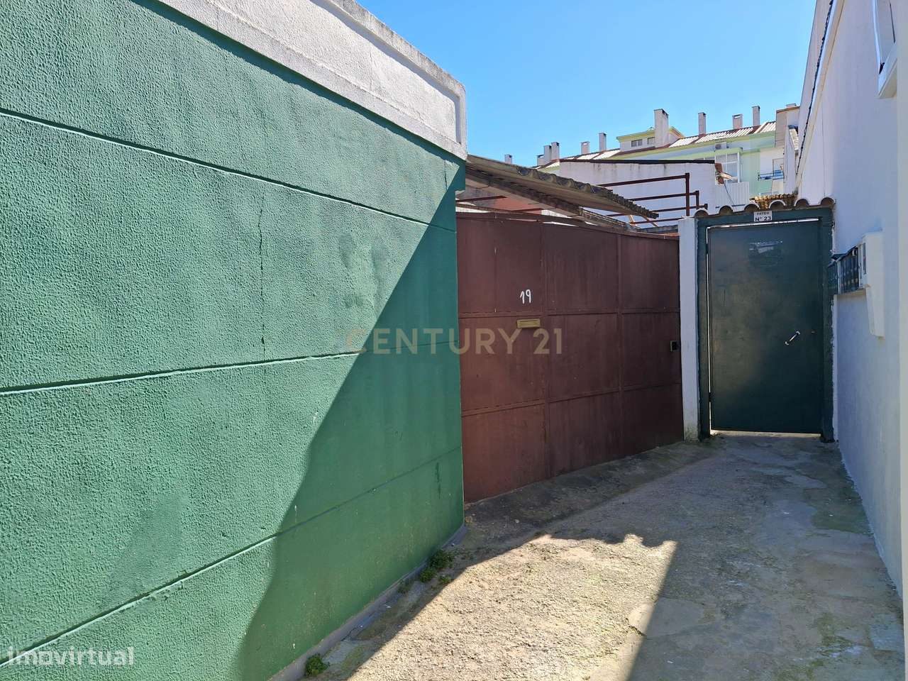 Moradia para Recuperação no Montijo com Jardim e Garagem-3