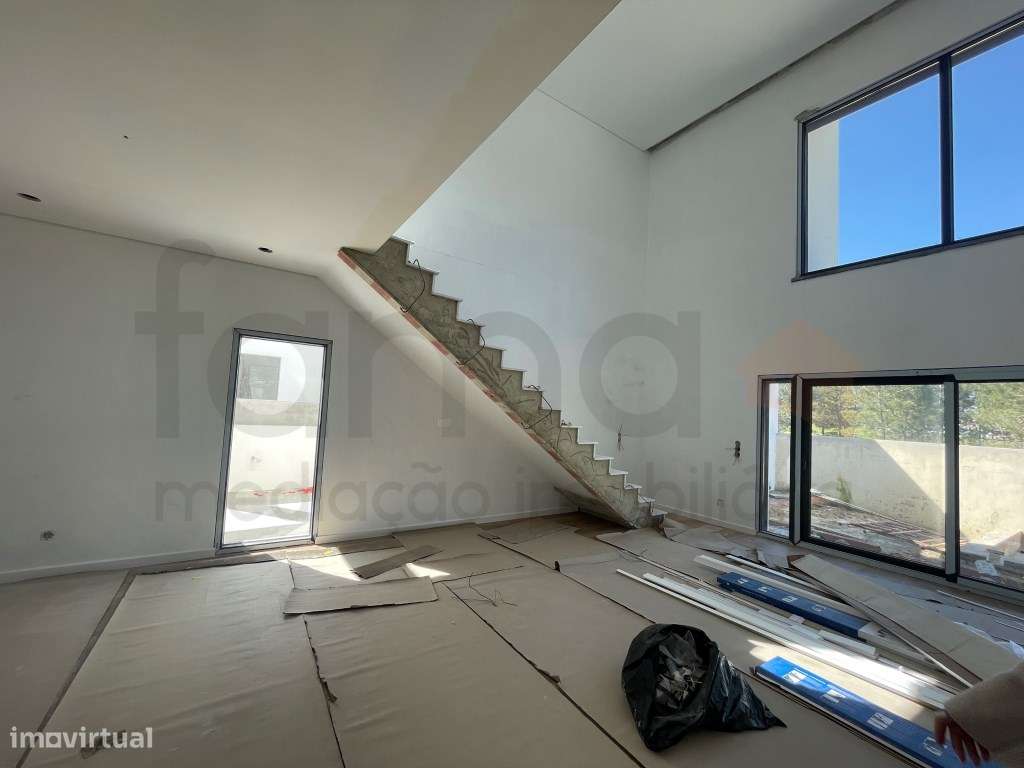 Moradia T3 com jardim e piscina em zona residencial tranquila-23