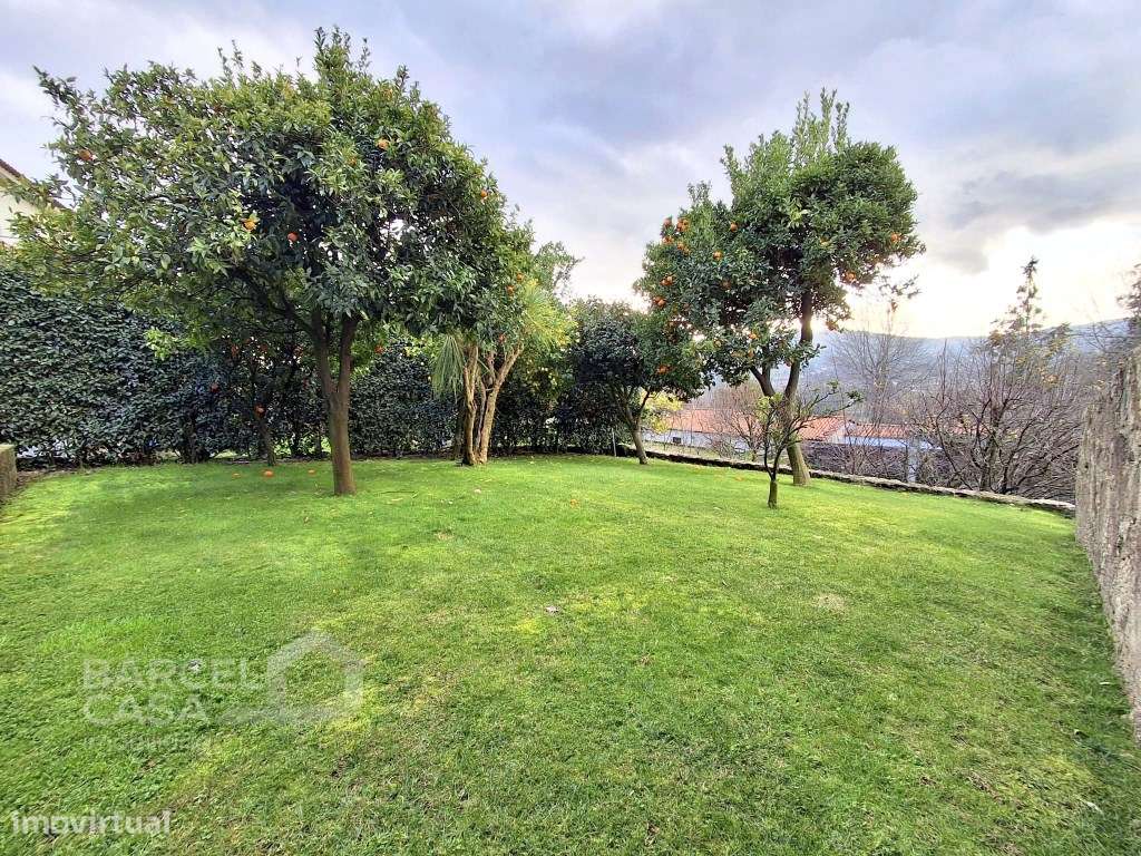 Moradia T4 em pedra, com piscina em Airó - Barcelos-13