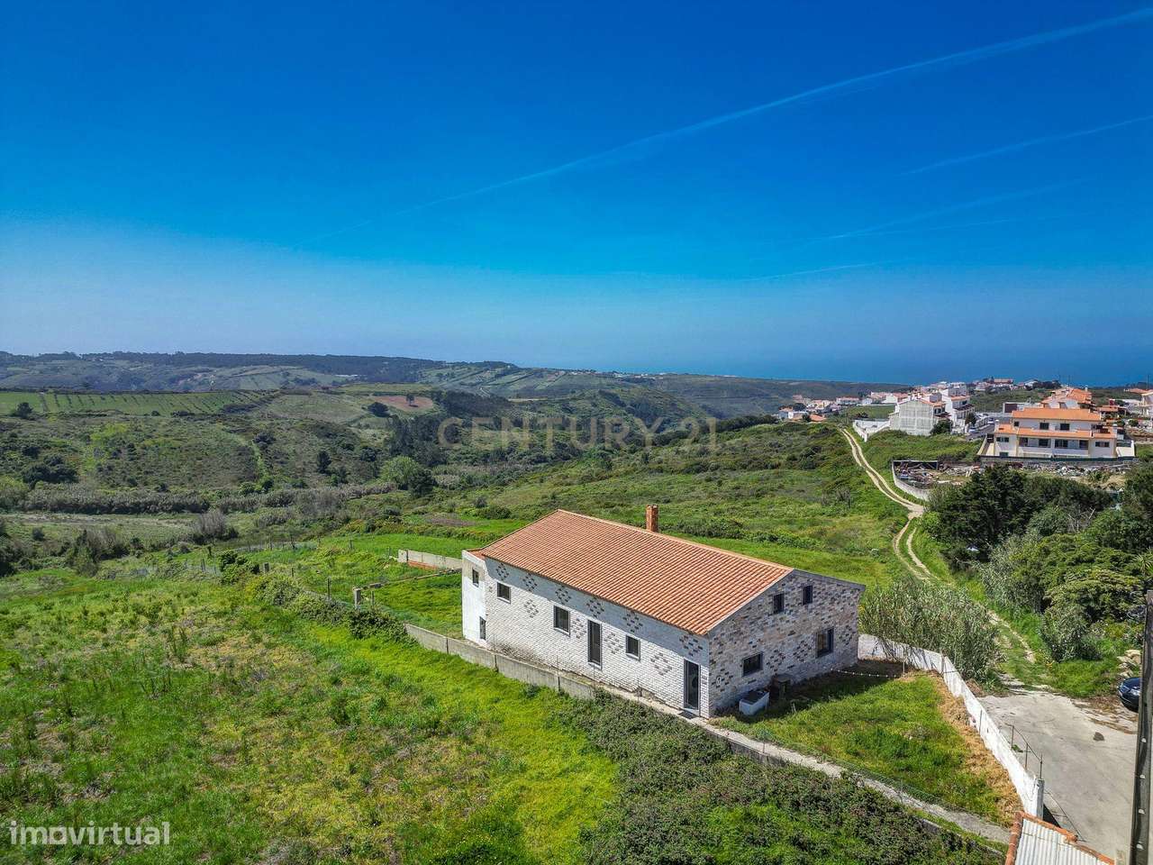 Moradia com Terreno Amplo e Vista Mar na Carvoeira-57