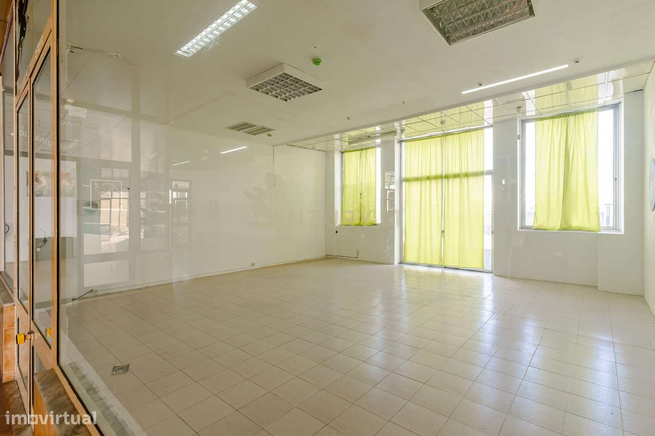 Loja no Centro Comercial da Amora - Grande imagem: 1/11