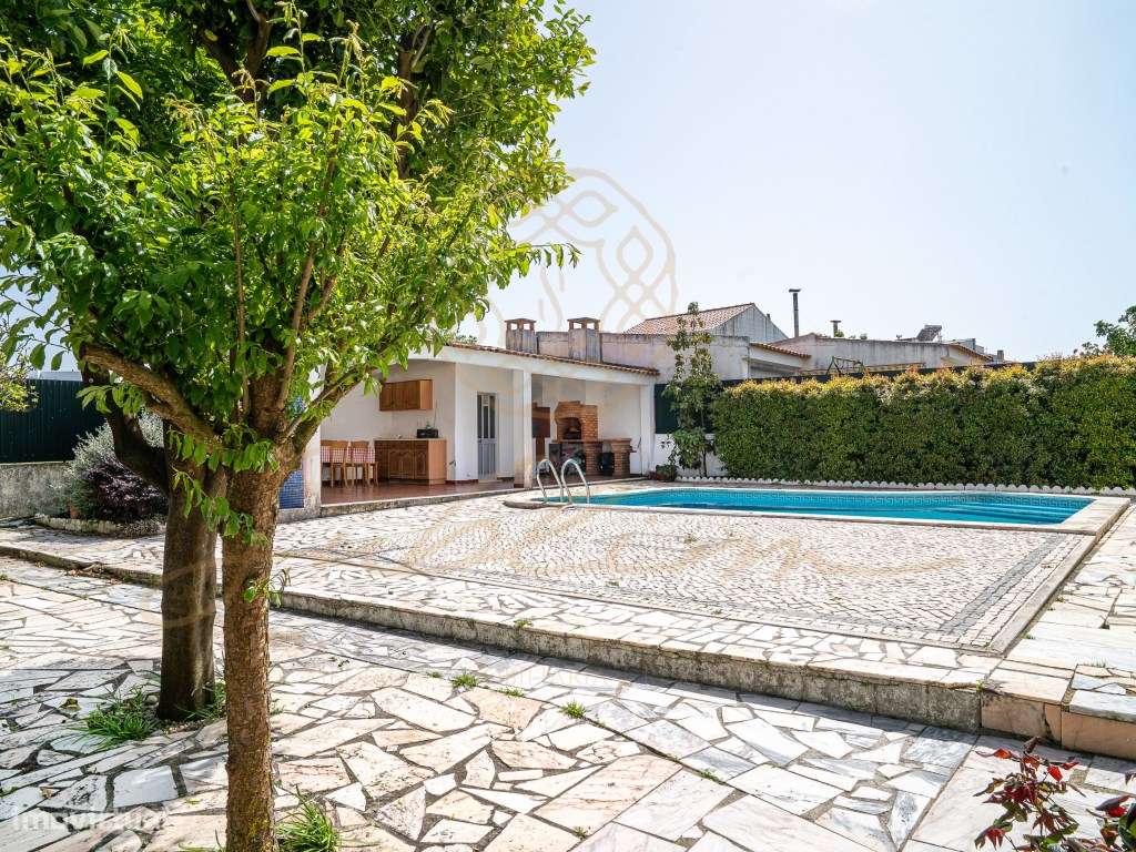 Moradia Isolada com 6 Assoalhadas , Piscina , Garagem Perto das Praias-4