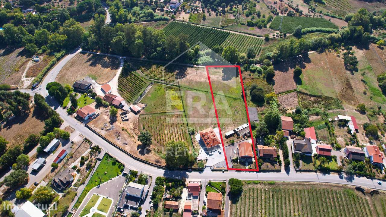 Moradia T5 localizada na periferia da cidade de Ourém. - Grande imagem: 3/21