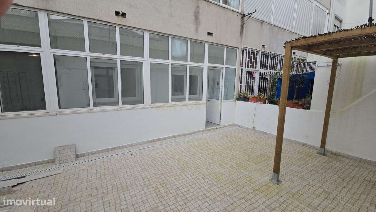T3 em Almada com logradouro/ Excelente Localização-14