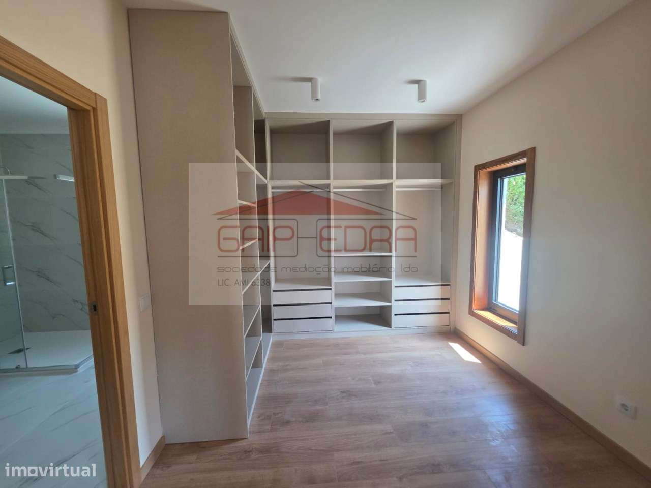Moradia 4 frentes nova  com 840 m2 terreno em Felgueiras-20