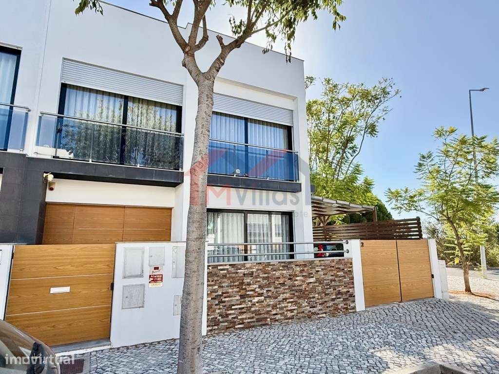 Moradia V4 com garagem - Olhão-0