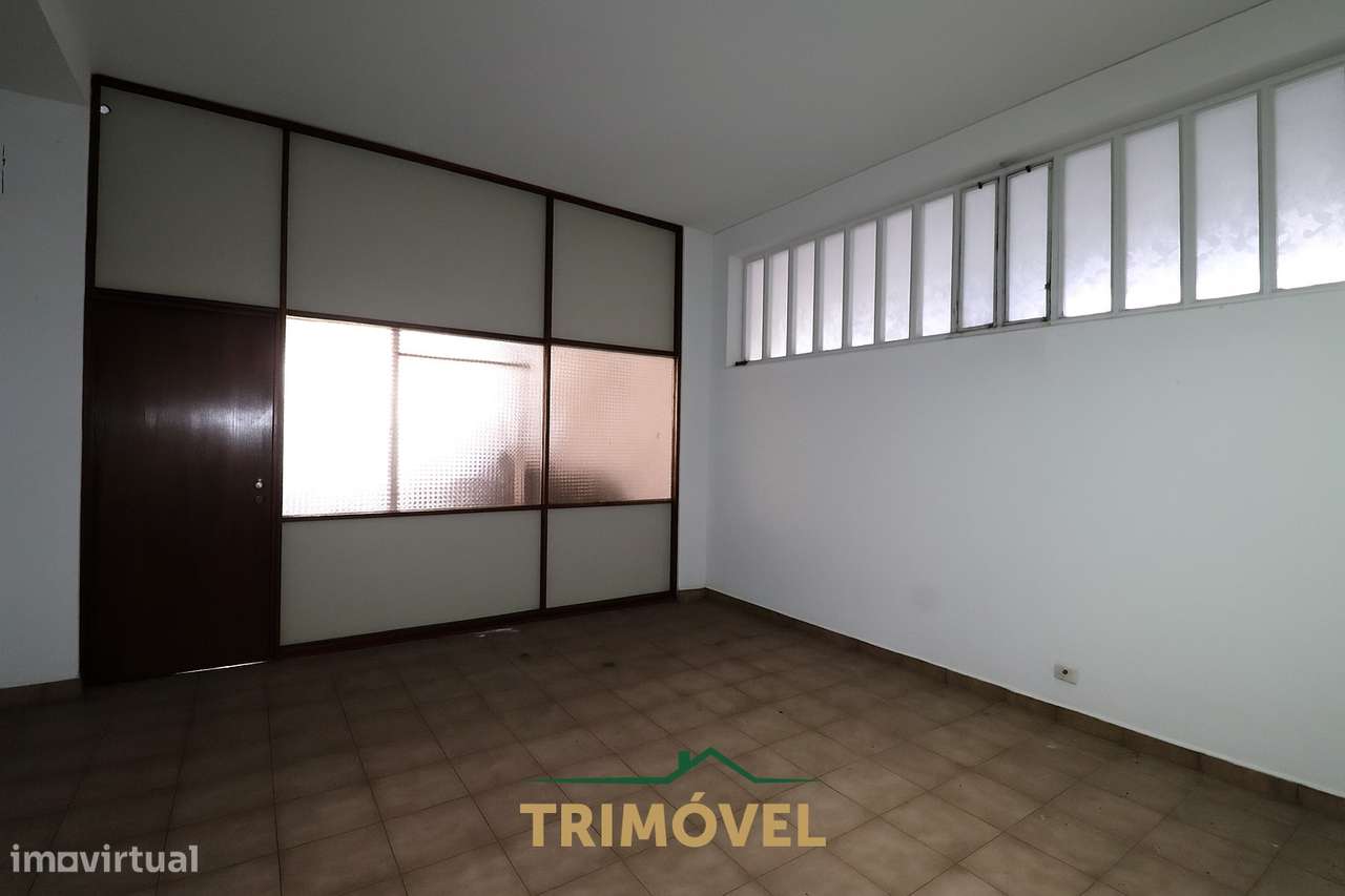 Armazém no Centro de Oliveira de Azeméis - Grande imagem: 5/15