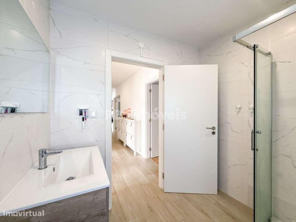 Apartamento T3 Semi-Novo, c/ Garagem - em Constância-24