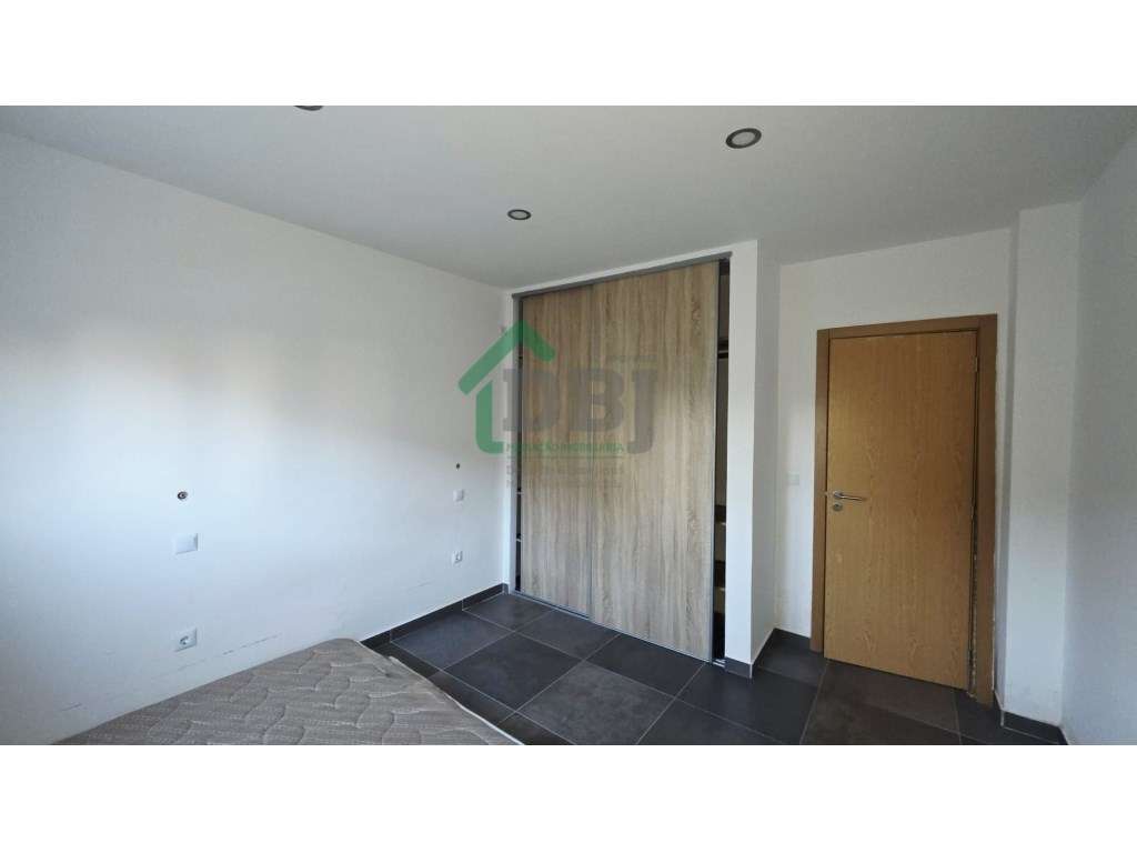 T2 renovado com terraço!-7