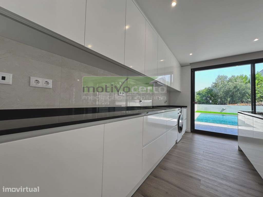 Moradia T3 Nova com Piscina e Garagem. Viva com Conforto em Leceia,...-4