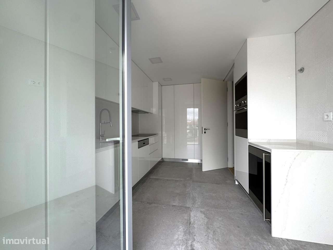 Apartamento T3 novo com Mezzanine e estacionamento no centro de Carcav-6