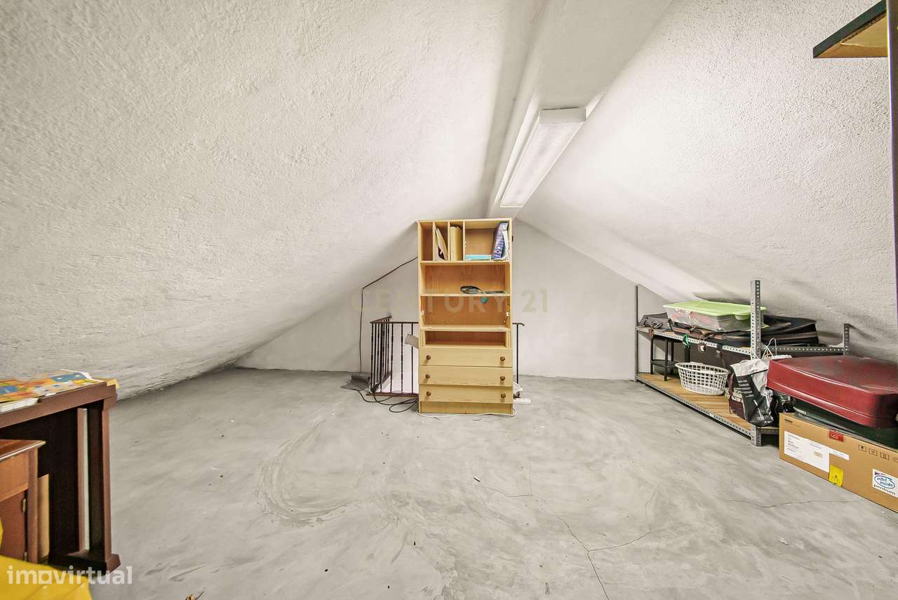 Moradia T4 com Churrasqueira, Jardim e Garagem – Excelente Exposição S-28