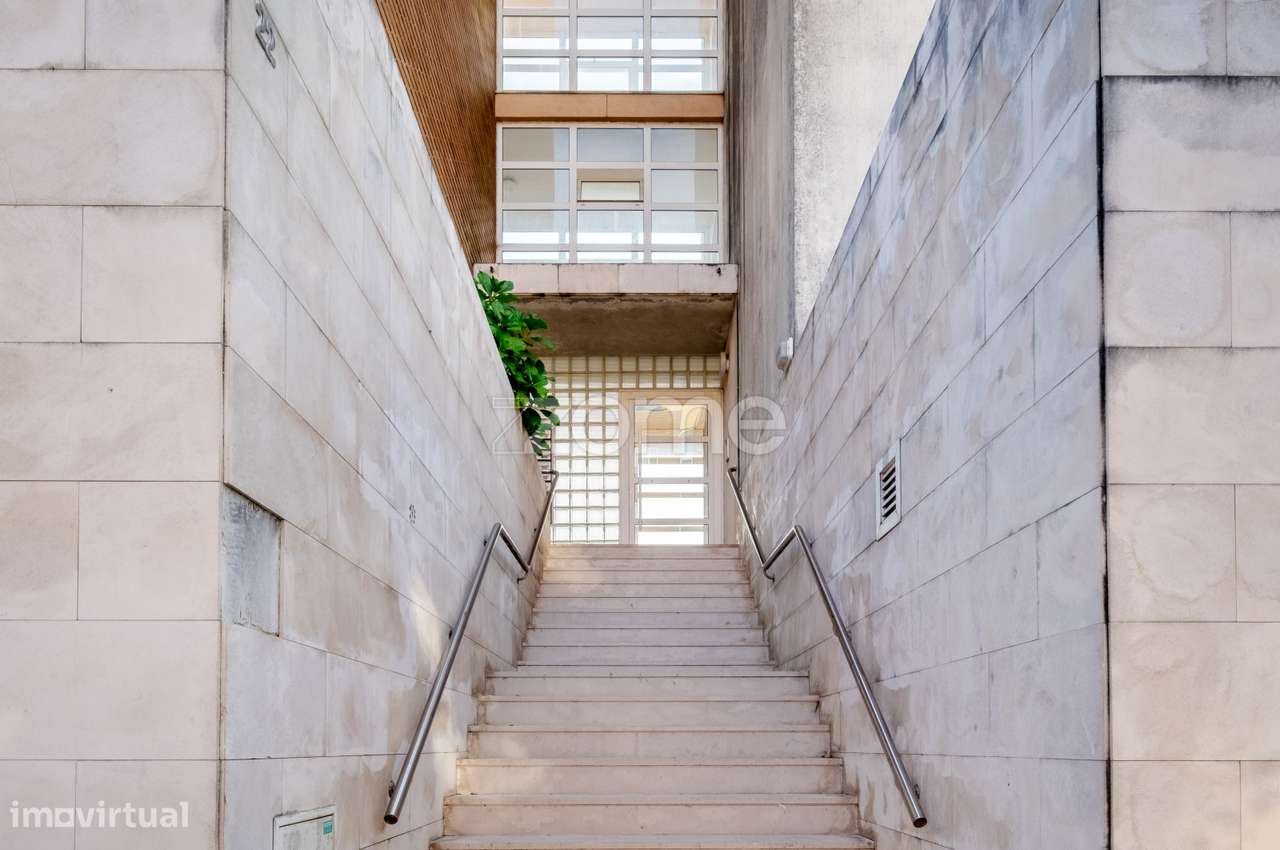 Apartamento T4 com lug. garagem e arrumos - Monte dos Burgos - Grande imagem: 4/26