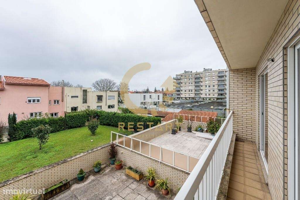 Apartamento T3 com excelente exposição solar, box fechada e junto ao m-22