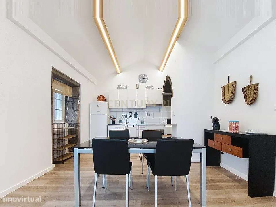 Moradia Totalmente Renovada com 2 Apartamentos T1 e Vista Mar na Algar - Grande imagem: 5/32