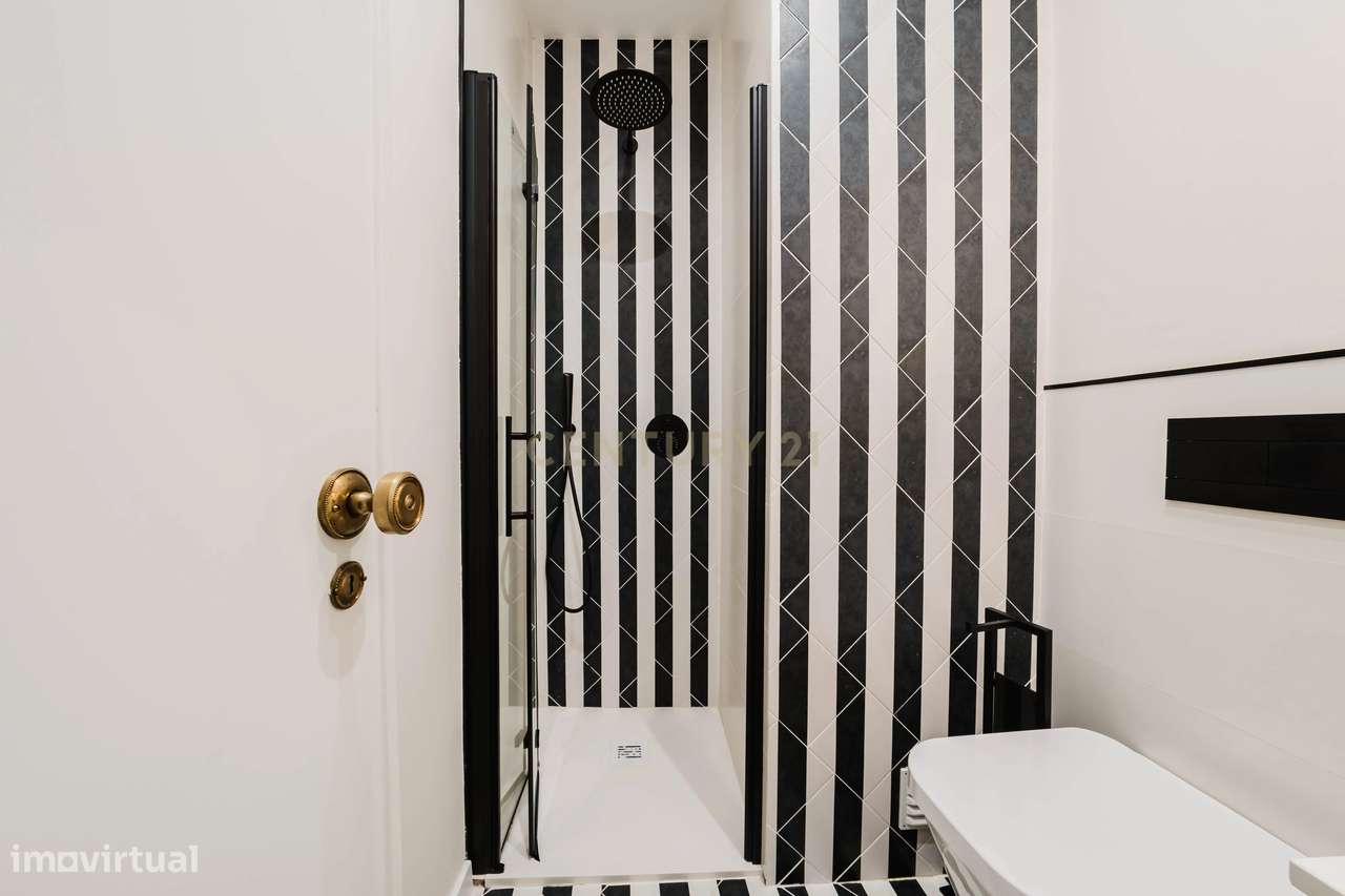 T4 luminoso com varanda ampla a 5 minutos da estação de Monte Abraão-16