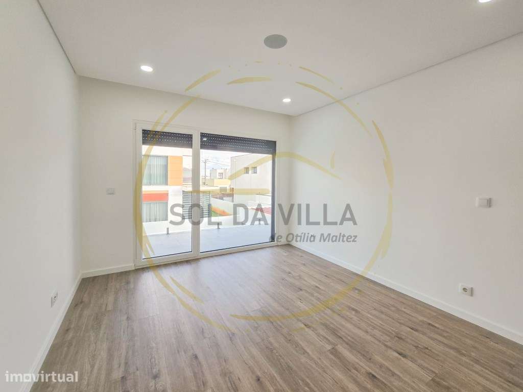 Moradia T4 Isolada com piscina - Valadares, Corroios - 750.000€-10