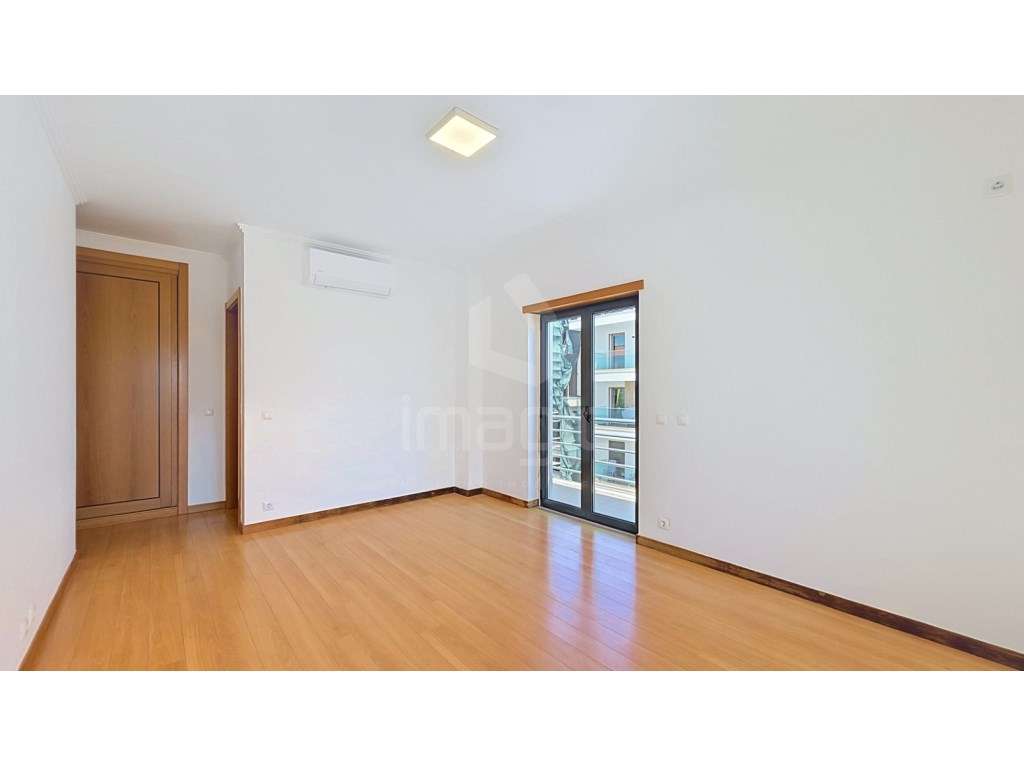 Apartamento T3 + sótão, usado, em Mafra.-23