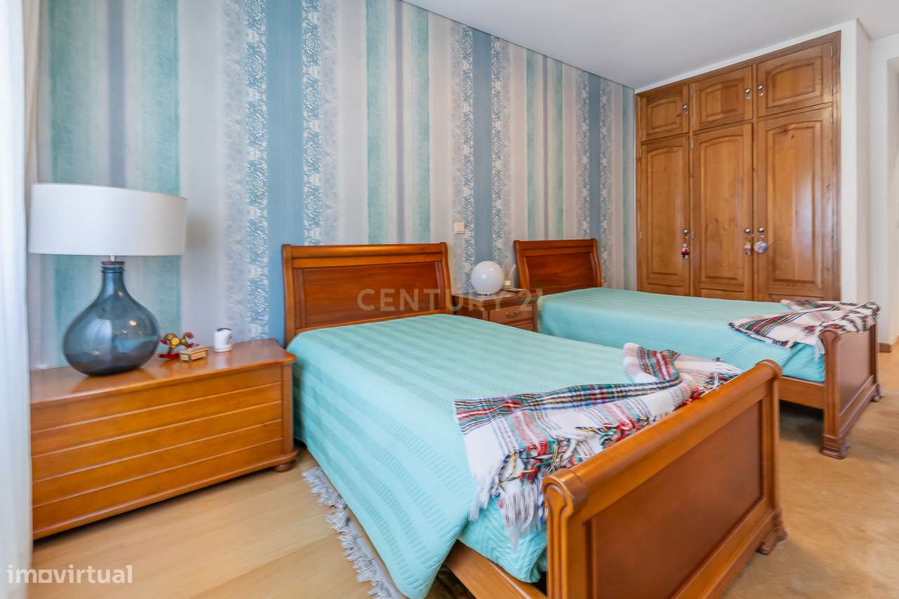 Moradia de Luxo T4 com Piscina e Jardim em Alvalade-34