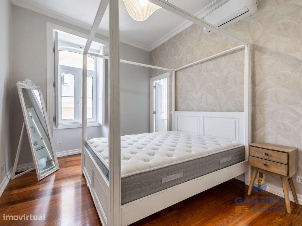 Apartamento Único com Charme Histórico e Conforto Moderno a Passos ...-24