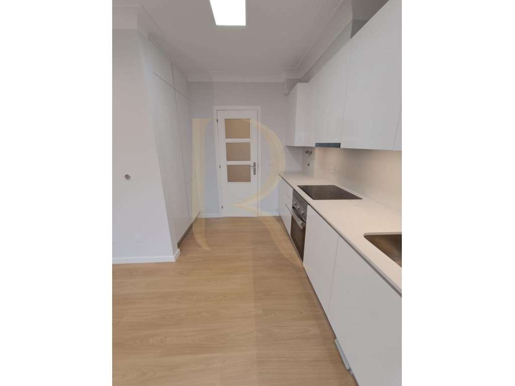 Apartamento T2 remodelado com elevador, varanda e arrecadação no Feijó - Grande imagem: 4/18