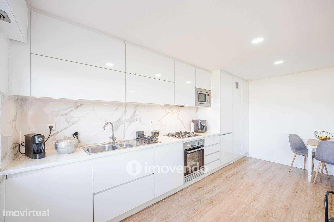 Apartamento T2 totalmente remodelado, com cozinha equipada, em Belas-10