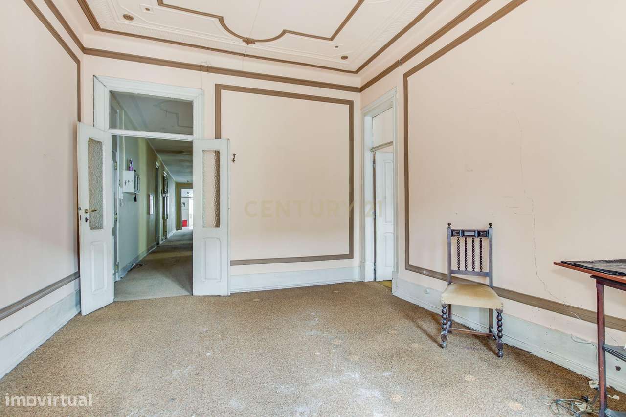 T7 com 200 m² para reabilitação | Elevado potencial de investimento no - Grande imagem: 3/31