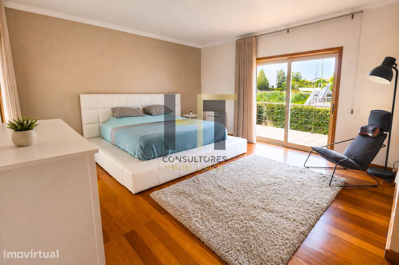 Moradia T3 | 4 Frentes | Piscina, Suite c/ Closet, Garagem 3 Carros |-11