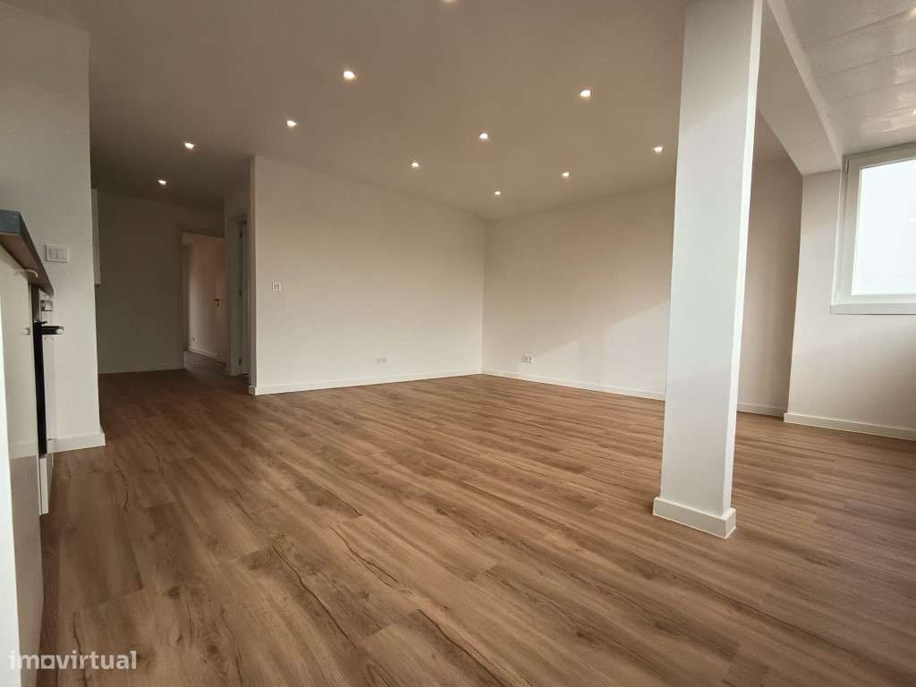 Apartamento T2 Renovado no centro de Camarate, Loures-11