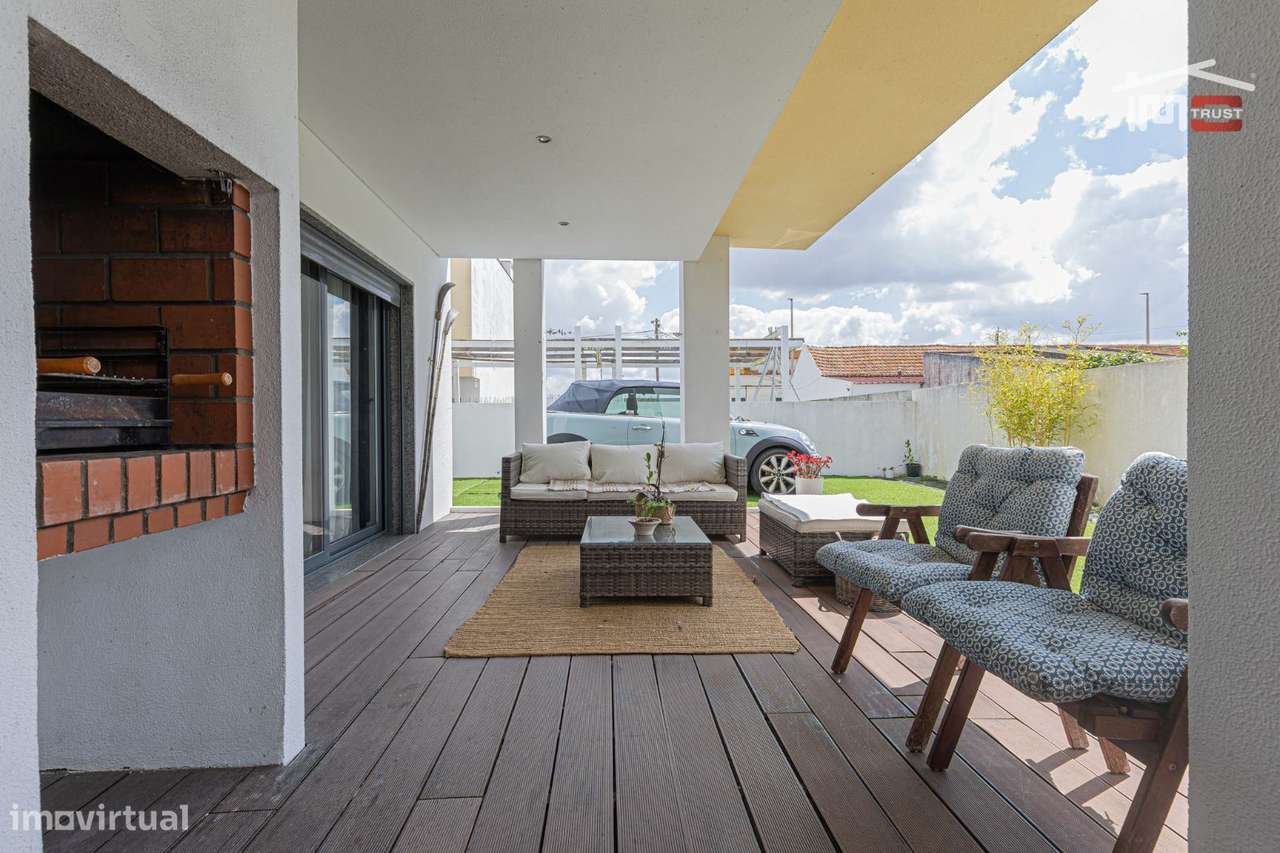 Moradia T4 com Suite, Garagem e Churrasqueira em Santo António da C...-32