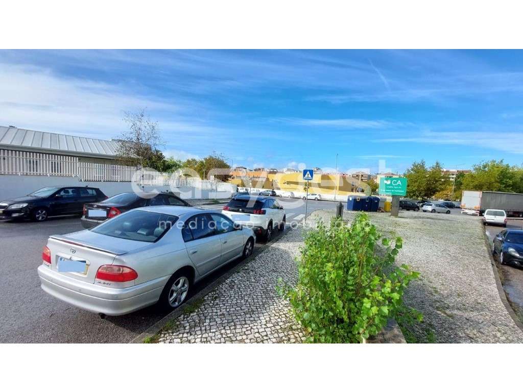 Duas lojas com 36m2 e com 32m2 no vale das Flores em Coimbra - Grande imagem: 3/16