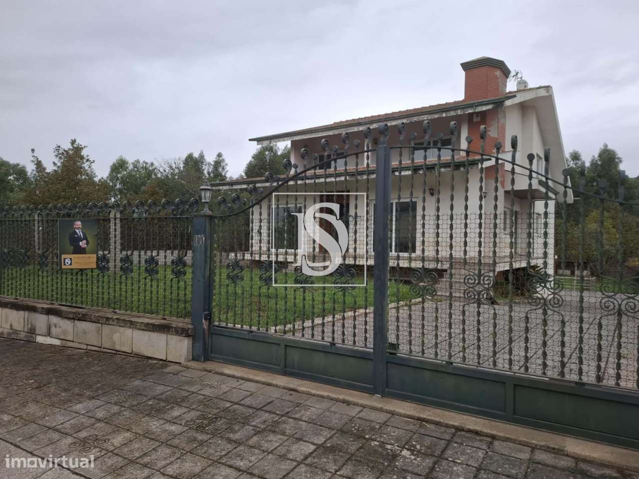 Moradia T4 de três pisos inserido num terreno com 1188m2. Exclente pot-25