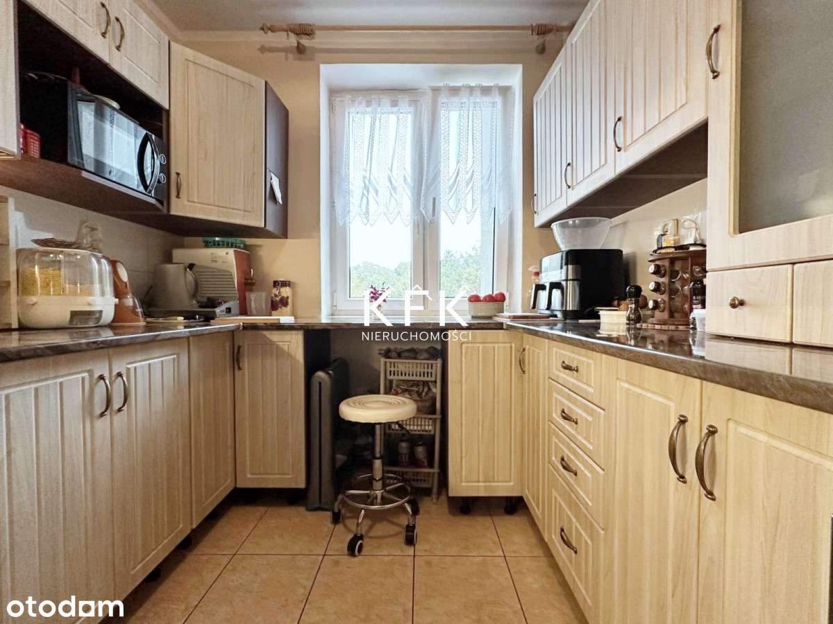 Trzy niezależne pokoje Blok Cegła Balkon Film-8