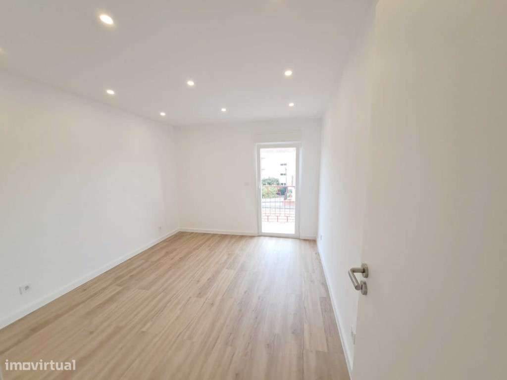 Apartamento T2 com varanda para venda em Camarate, Loures - Lisboa-18