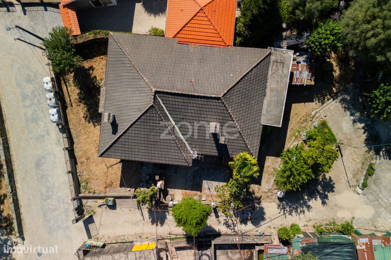 Moradia individual T4 com área total de 625 m2 na Póvoa de Lanhoso - Grande imagem: 2/36