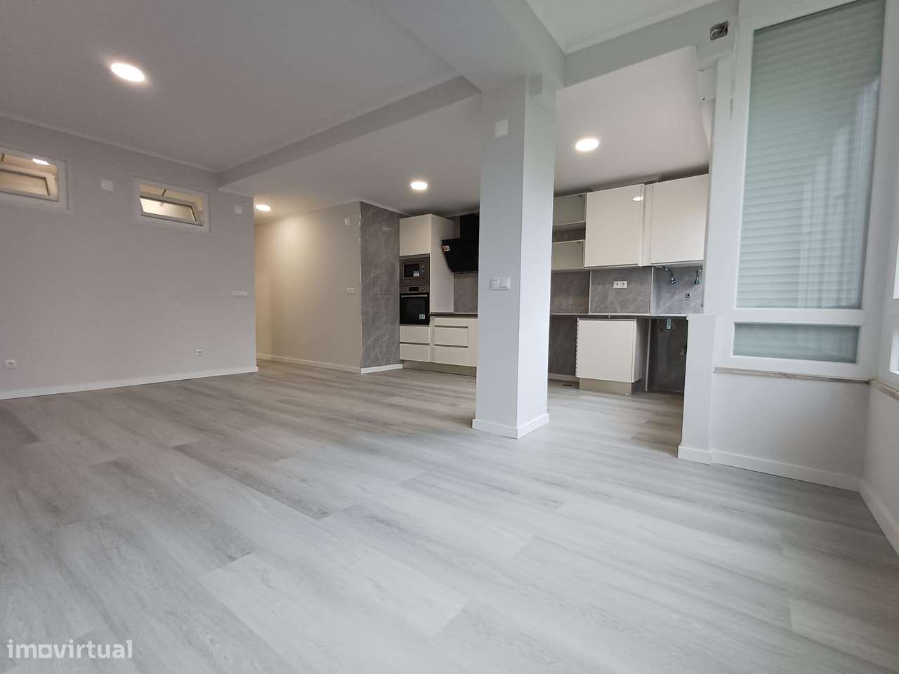 Apartamento T2 renovado, com arrecadação e a 2 km da praia - Grande imagem: 2/27