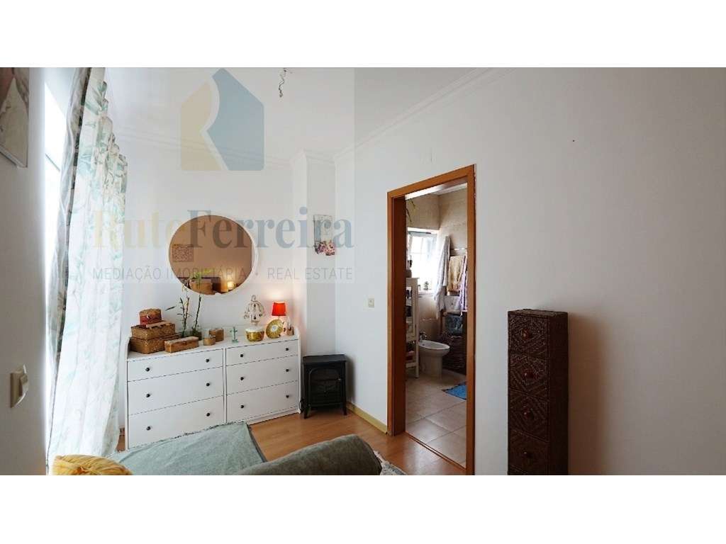 Moradia T3 localizada em São Pedro da Cadeira com jardim-19