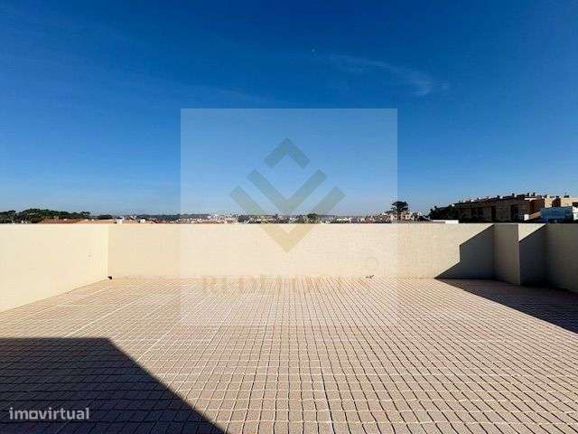 Moradia T4 de Luxo com Piscina e Jardim em Esmoriz-45