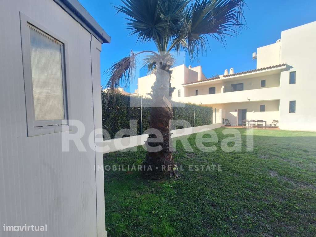 Moradia T3 + 1 com Boas Áreas em Lote de 300 m² - Centro de Albufeira-17