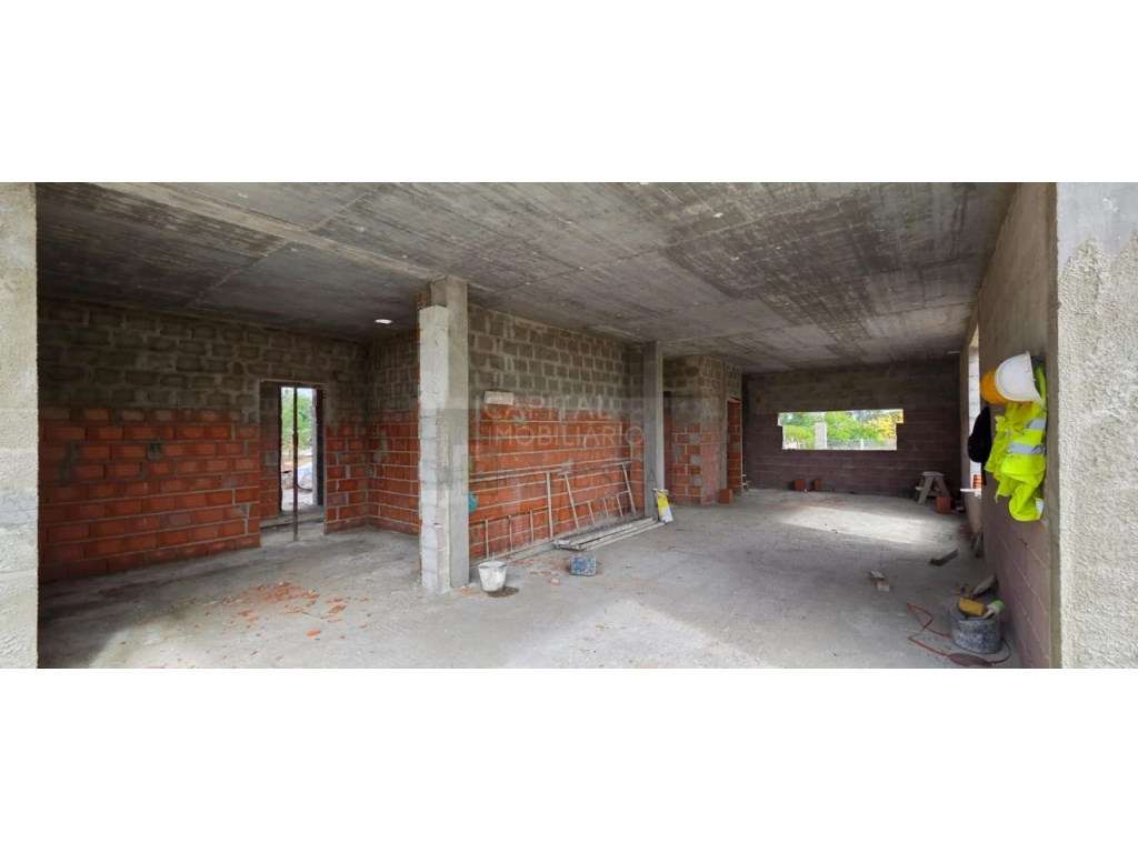 Moradia Isolada V3 em Construção localizada em Sesimbra-4
