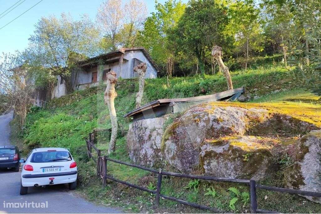 Moradia individual no Gerês para restauro - Grande imagem: 3/19