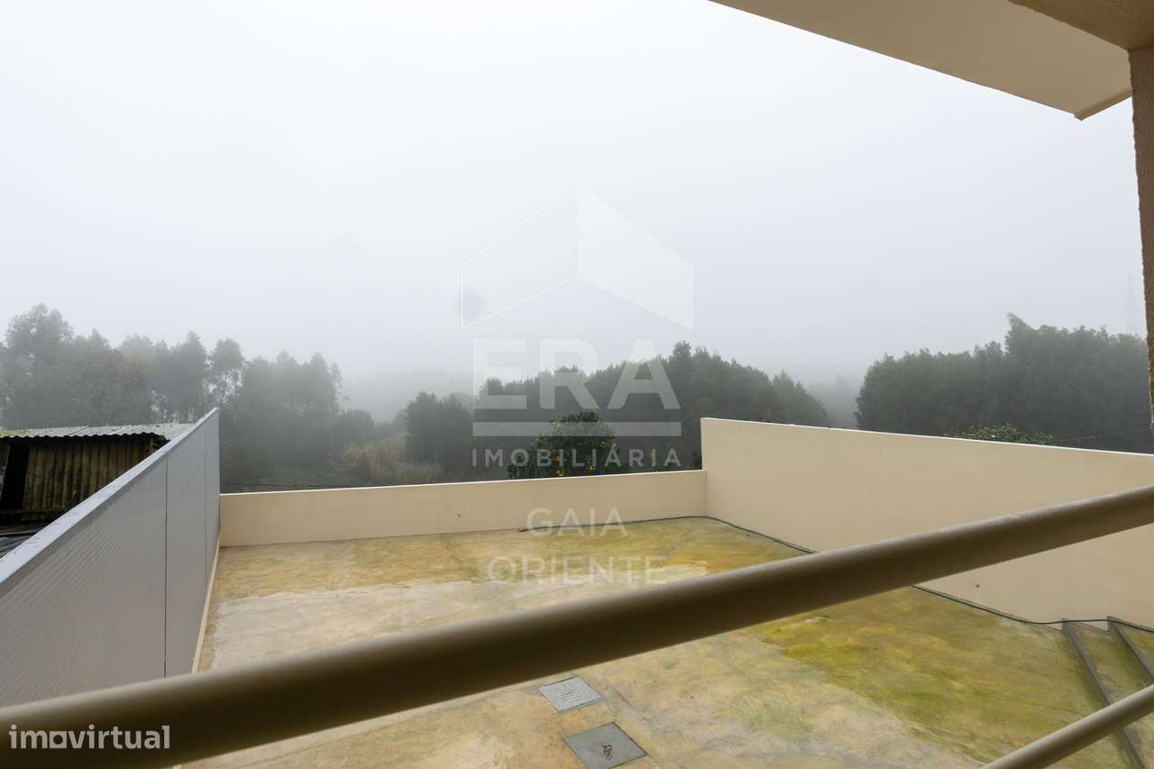 Moradia T3 Renovada junto à A1 nos Carvalhos-25