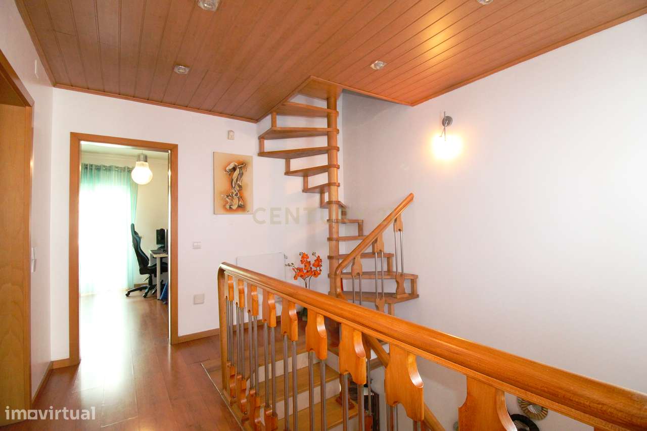 Moradia V3+2 de Luxo com Garagem, Sótão Aproveitado e Domótica Alexa n-37