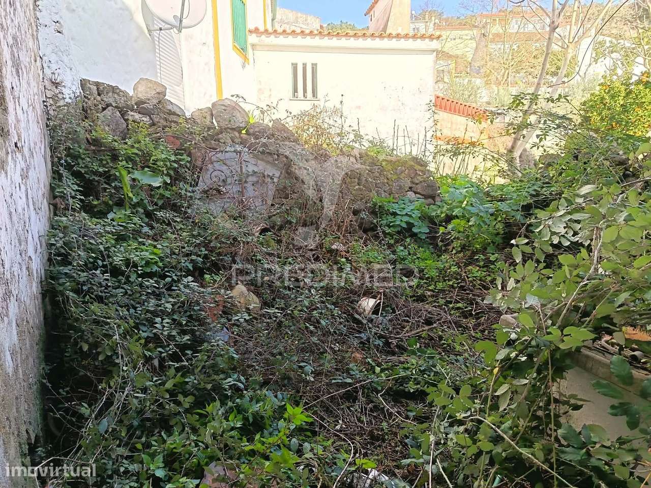 Casa com dois andares para recuperar nas Carreiras - Grande imagem: 2/14