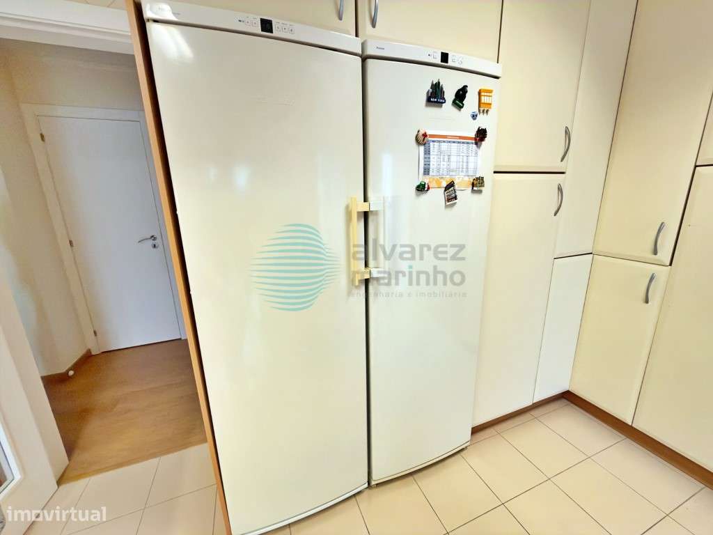 Apartamento T5, com 3 varandas, 2 lugares de estacionamento e Arrec...-37