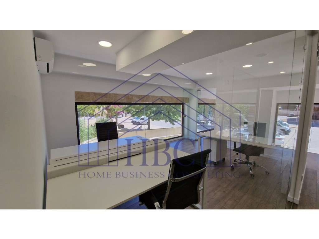 Espaço comercial com escritórios situado na Urbanização dos Terraço...-5