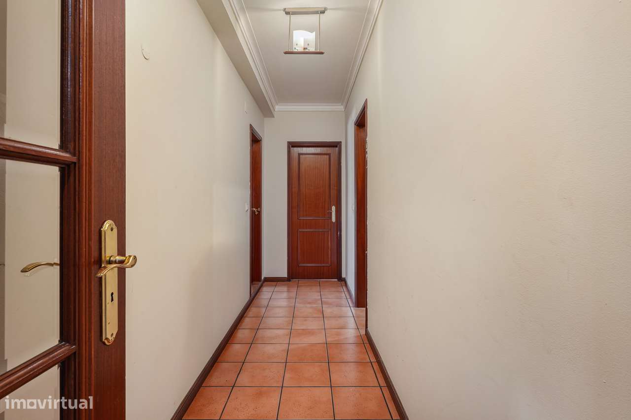 Apartamento T2 com garagem e elevador no Barreiro-7