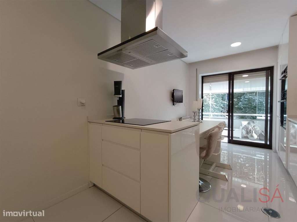 Apartamento T3 de gaveto com varandas, garagem fechada e excelentes...-12