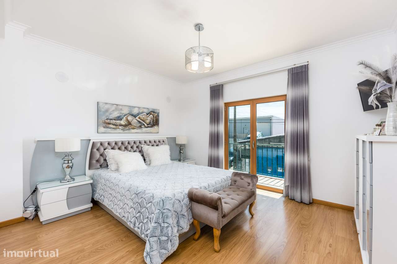 Moradia Isolada com 5 quartos| 2 Suite | Garagem e Sótão | 5m Metro-19