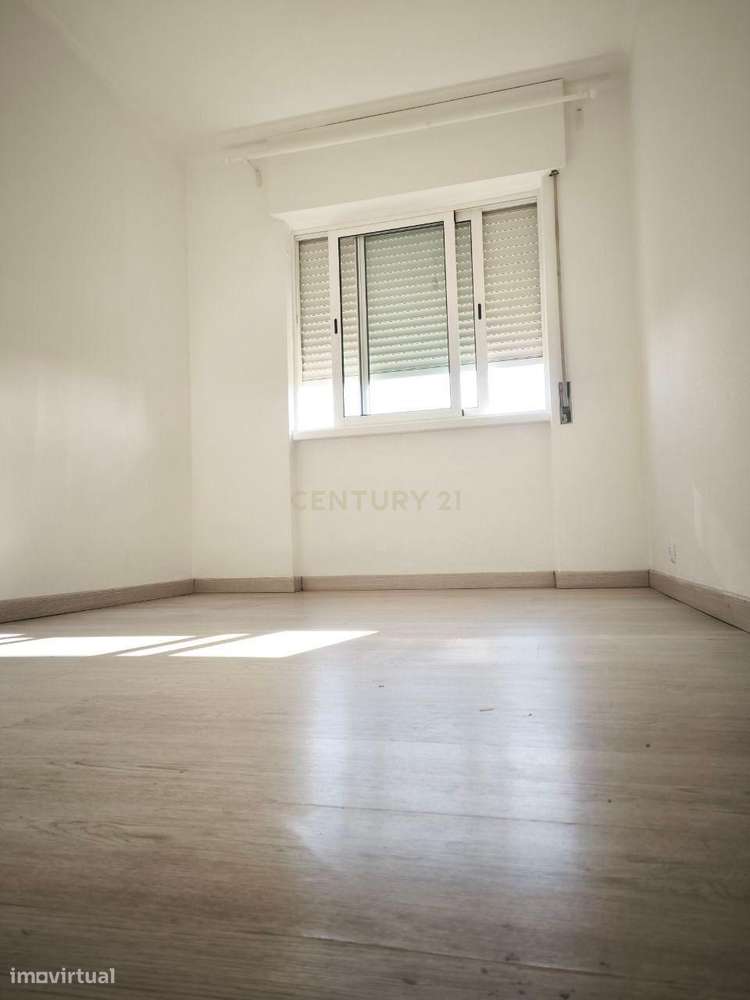 T3 em Sto António dos Cavaleiros - Grande imagem: 2/19